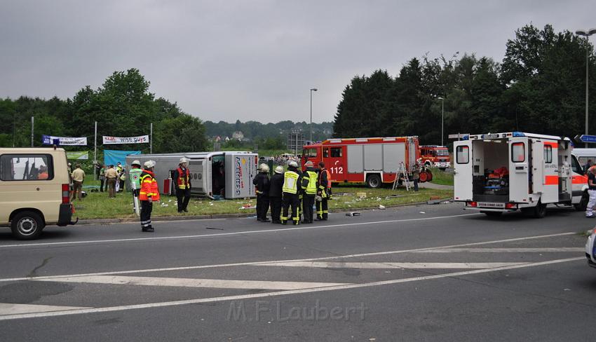 Schwerer Unfall mit Reisebus Lohmar Donrather Dreieck P407.JPG